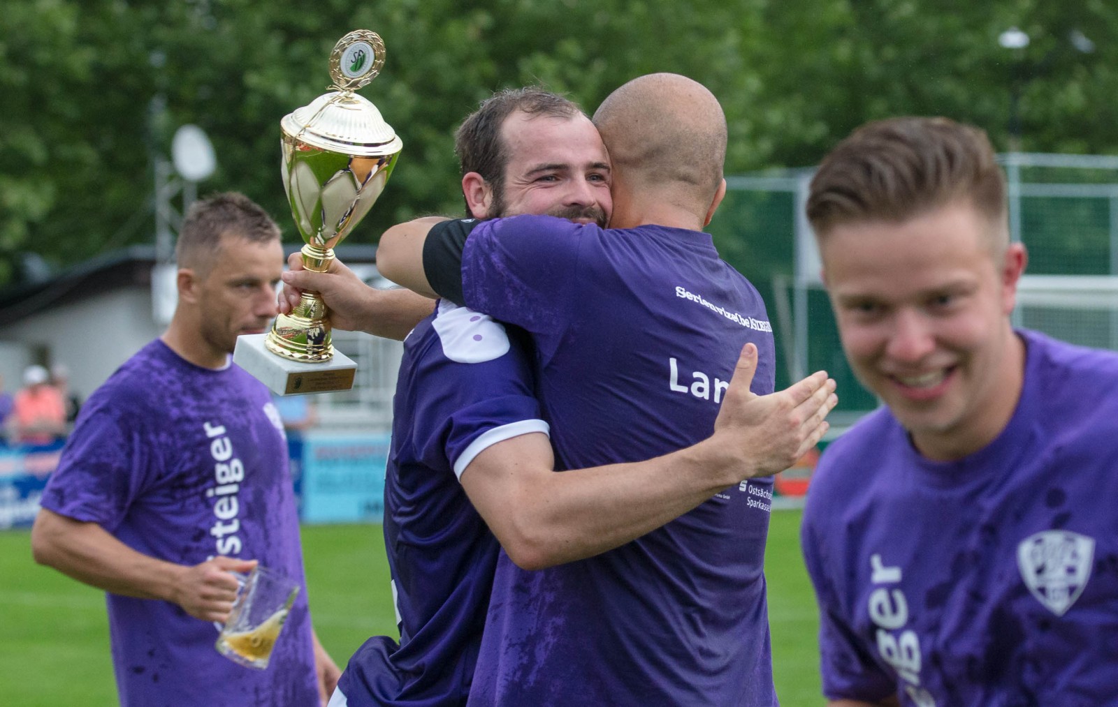VfL-Trainer Elvi Jugo und VfL-Kapitän Christoph Hartmann umarmen sich nach der Meisterschaft. Foto: Marko Förster