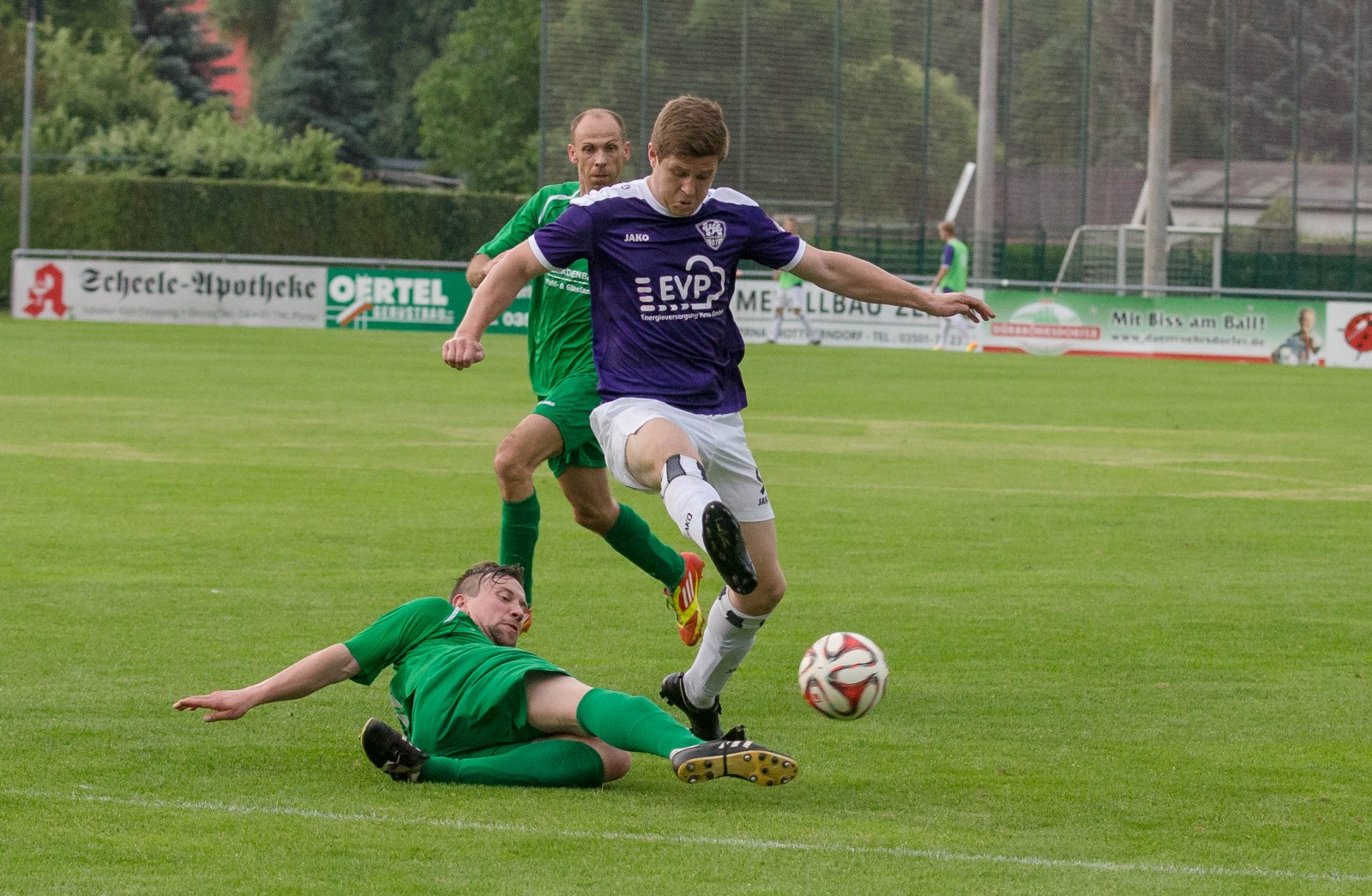 VfL-Stürmer Marcel Kleber setzt sich gegen seinen Gegenspieler durch und schießt. Foto: Marko Förster