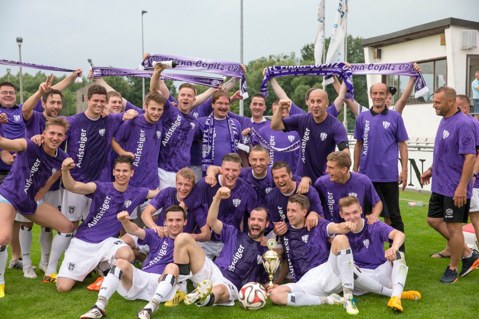 Aufstiegshelden 2015! Hier jubeln Trainer, Mannschaft, Betreuer und Fans vom VfL Pirna-Copitz. Foto: Marko Förster