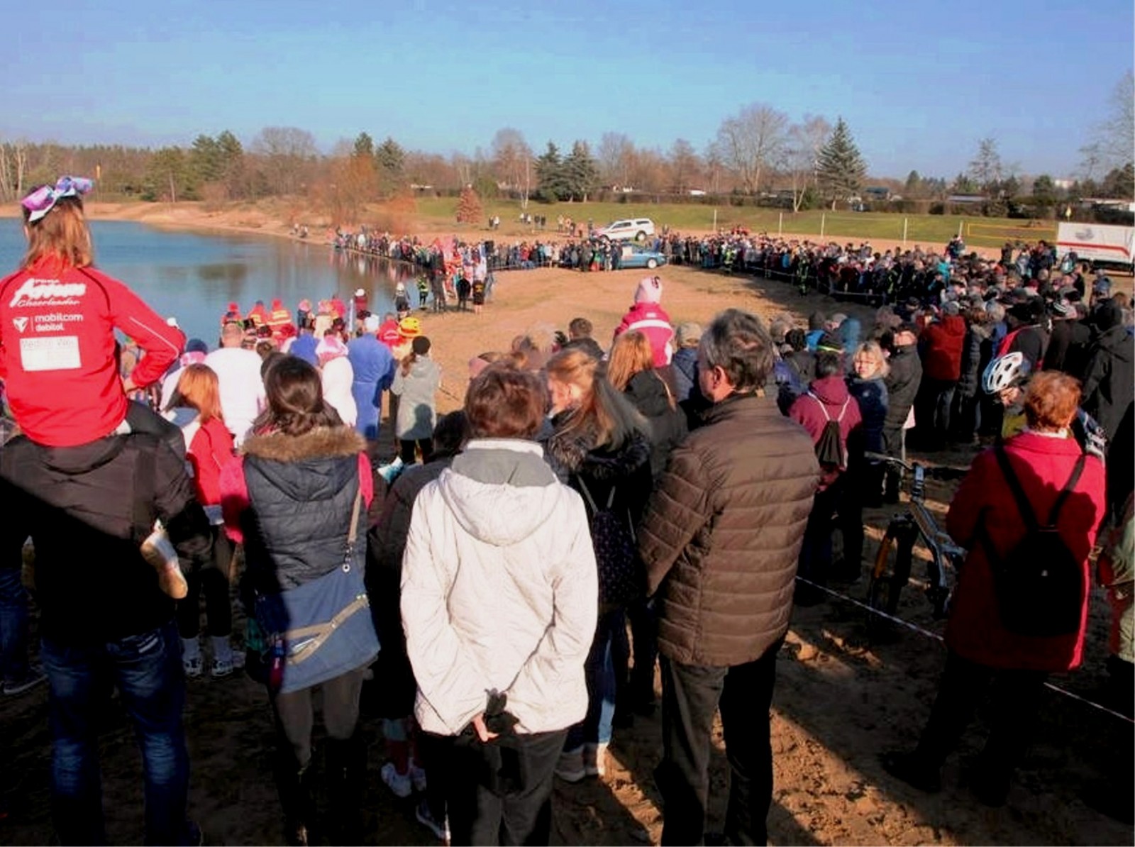 40 Jahre Winterschwimmen in Pirna - das ließen sich mehr als 500 Zuschauer nicht entgehen. Foto: privat