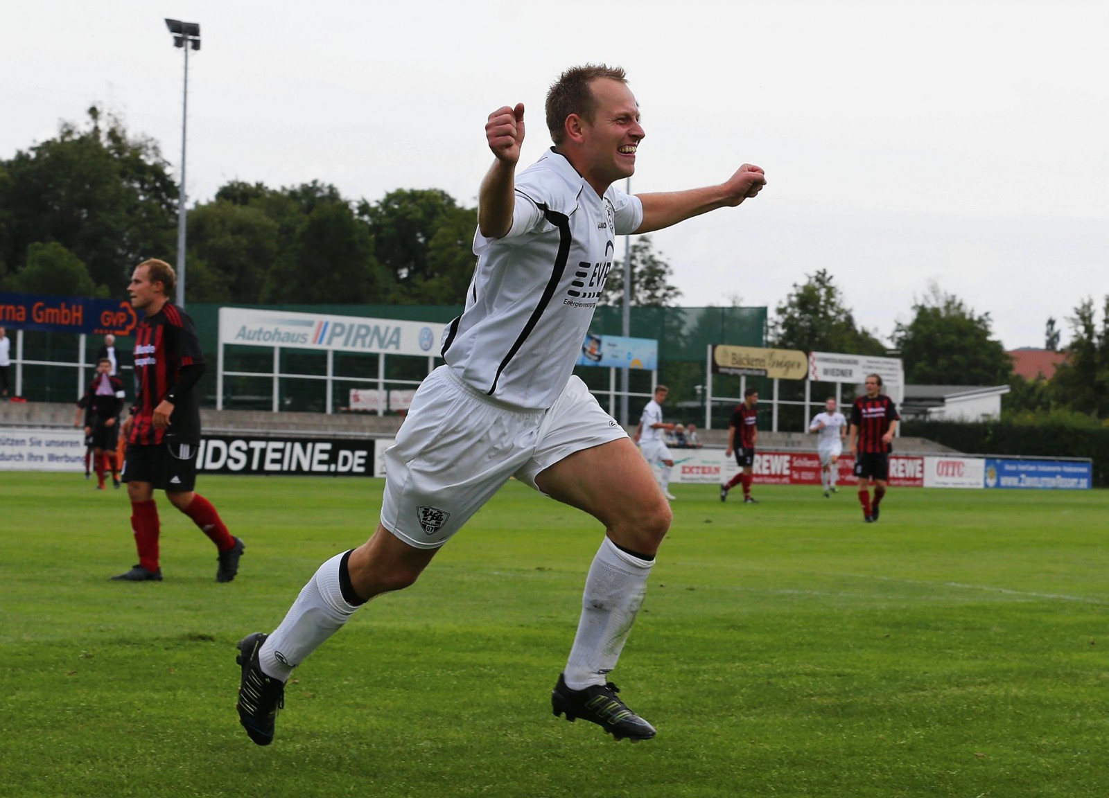 Tor, Tooor, Tooooooor!!! VfL-Spieler Berko Berthold jubelt. Foto: Marko Förster