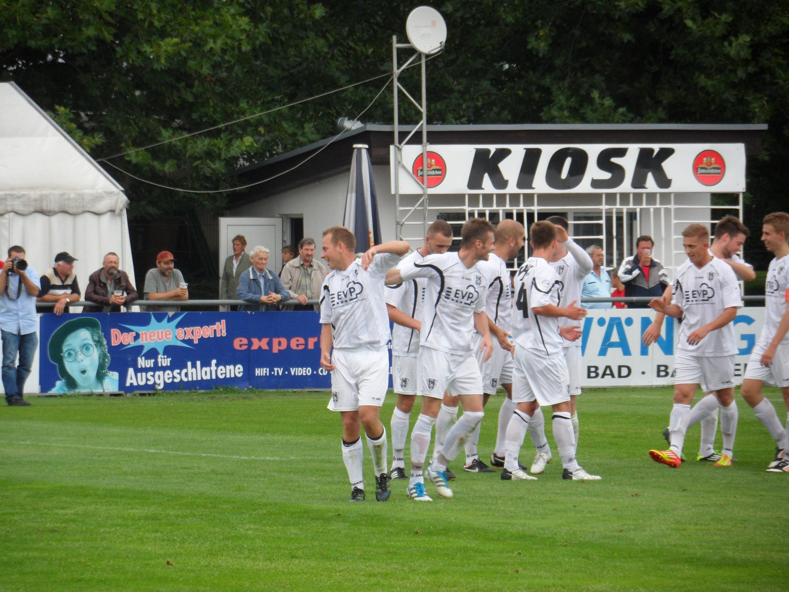 Die Mannschaft jubelt über das Copitzer Tor. Foto: VfL/rz