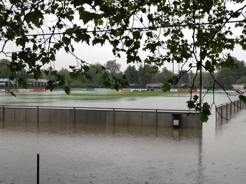 Der gepflegte Rasenplatz ist vom Hochwasser komplett betroffen. Foto: VfL/hb