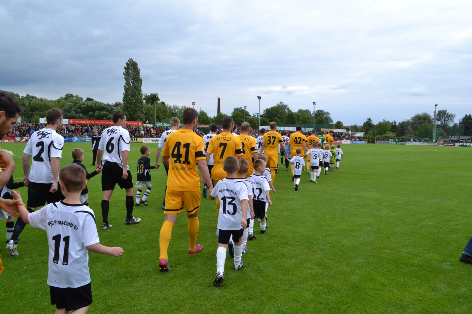 Die Teams von Pirna-Copitz und Dynamo Dresden laufen mit VfL-Nachwuchsspielern auf das Feld.