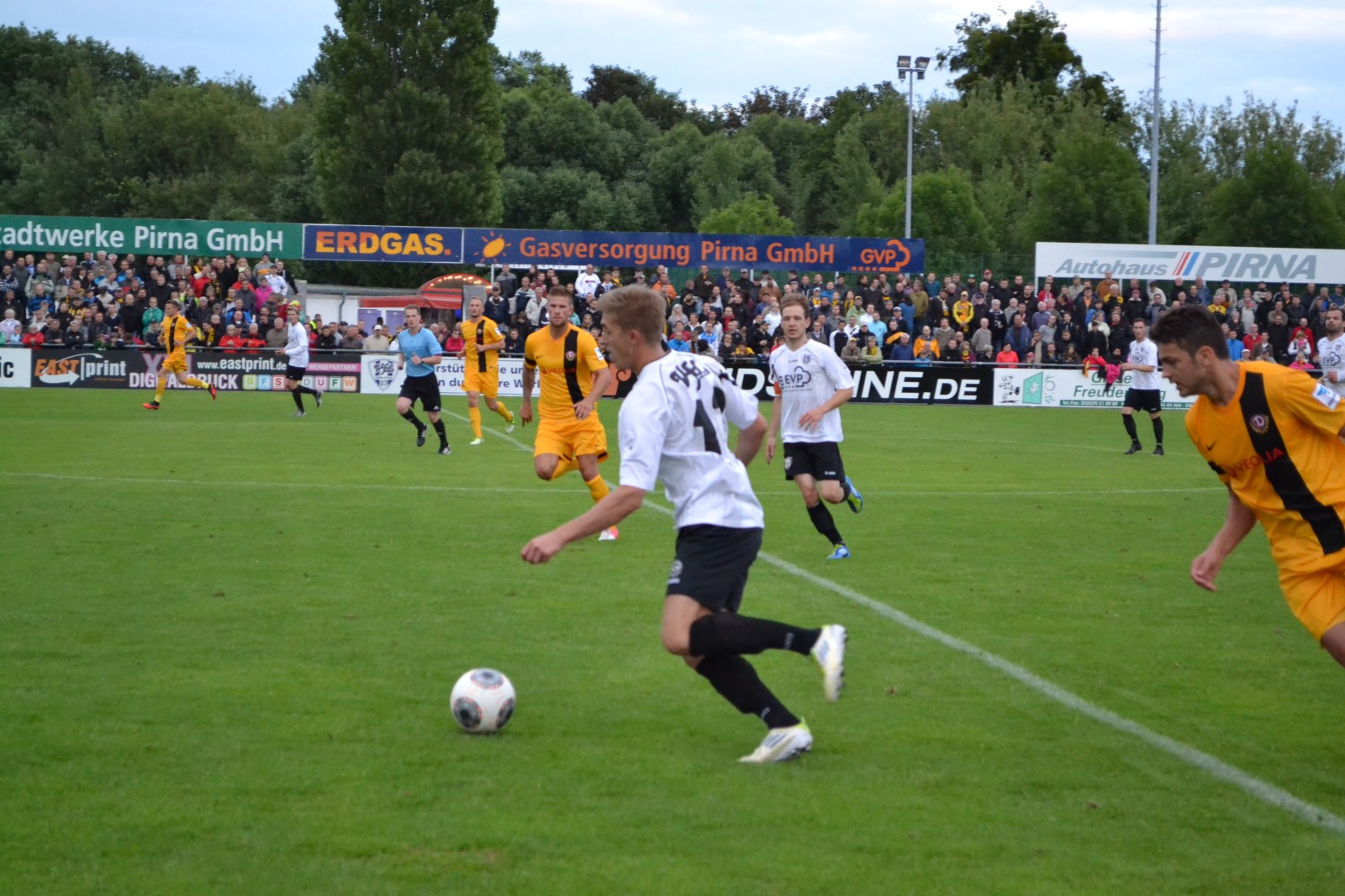 Im Willy-Tröger-Stadion herrscht eine tolle Stimmung, der VfL ist am Ball.