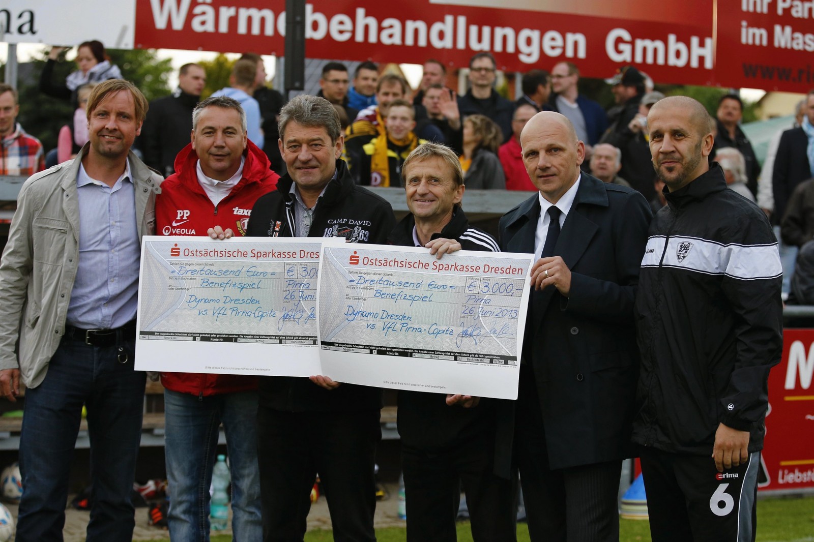 Ostsächsische Sparkasse Dresden, SG Dynamo Dresden und VfL Pirna-Copitz spenden gemeinsam 6.000 Euro an die Flutopfer. Foto: Marko Förster