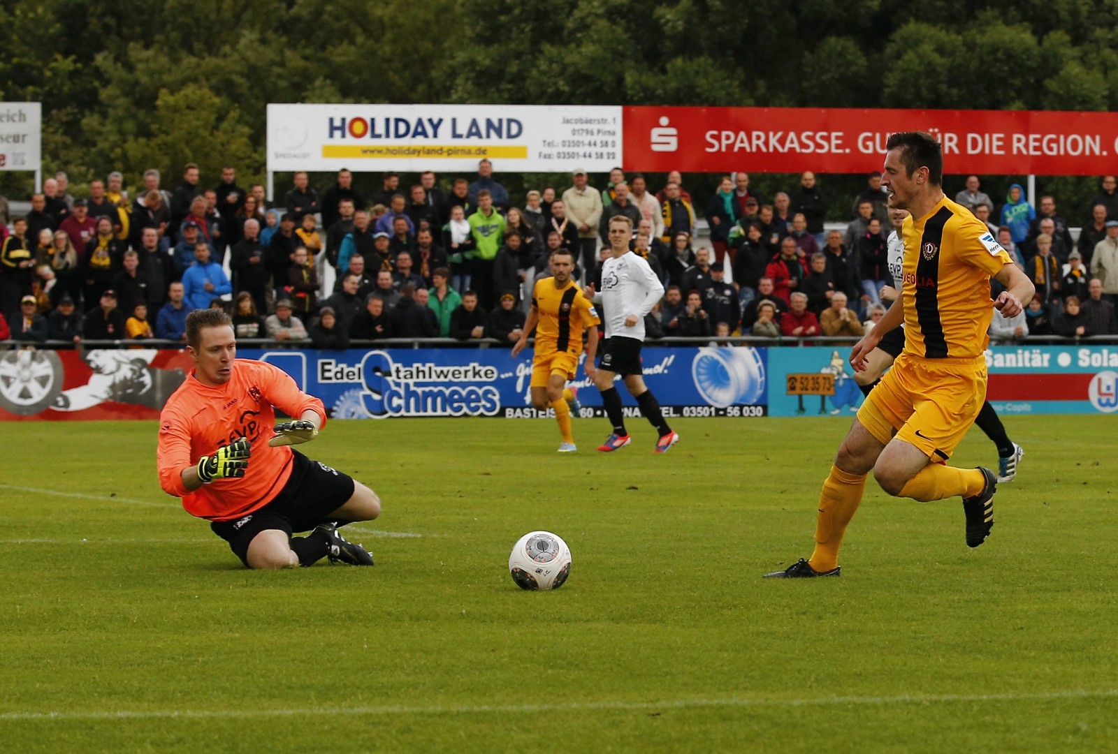 VfL-Torwart Lohse ist vor dem Dynamo-Probestürmer am Ball. Foto: Marko Förster