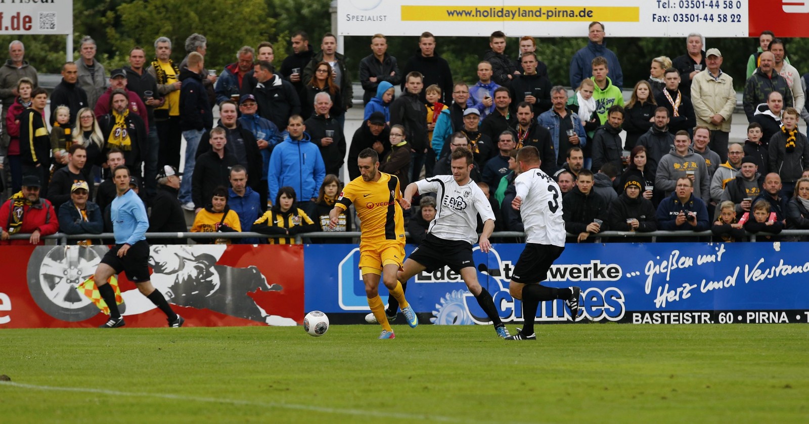 Die Copitz-Defensive doppelt Dynamo-Dribbler Ouali. Foto: Marko Förster