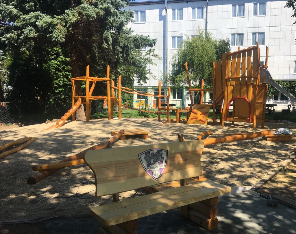 Schick und praktisch: Eine Bank mit VfL-Logo schmückt den Holzspielplatz. Foto: VfL