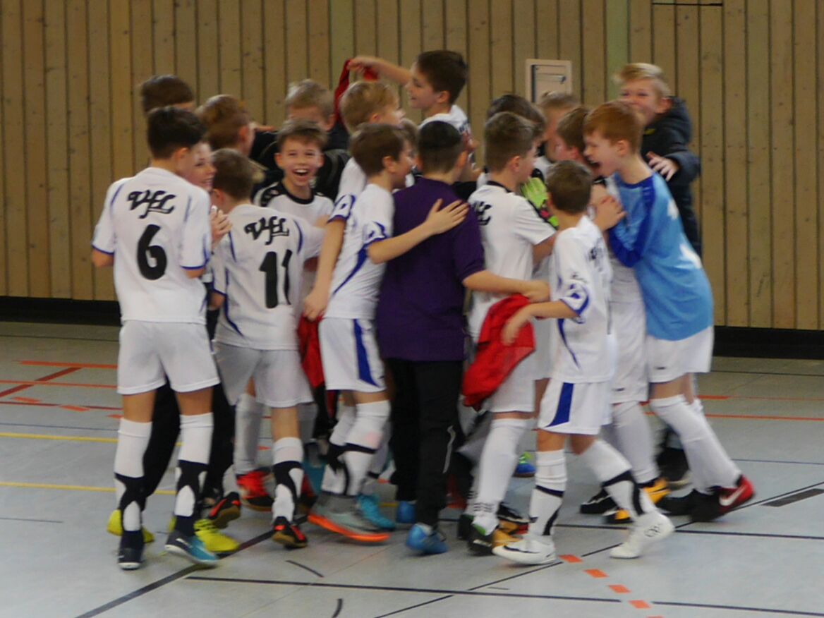 Großer Jubel bei der E2 nach dem Gewinn der Hallenkreismeisterschaft 2018. Foto: VfL