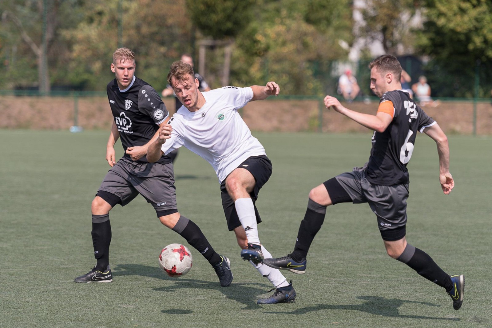 Machen gemeinsam Druck: Die VfL-Verteidiger Marco Fischer (li.) und Sebastian Scholz. Foto: Radebeuler BC 08