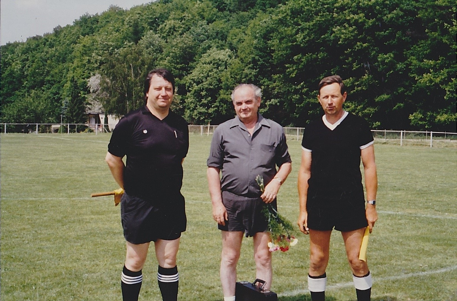Schiedsrichter-Urgestein Gunter Leuschke (re.) mit seinem Kollektiv bei einem Spiel Anfang der 1990er Jahre. Foto: privat