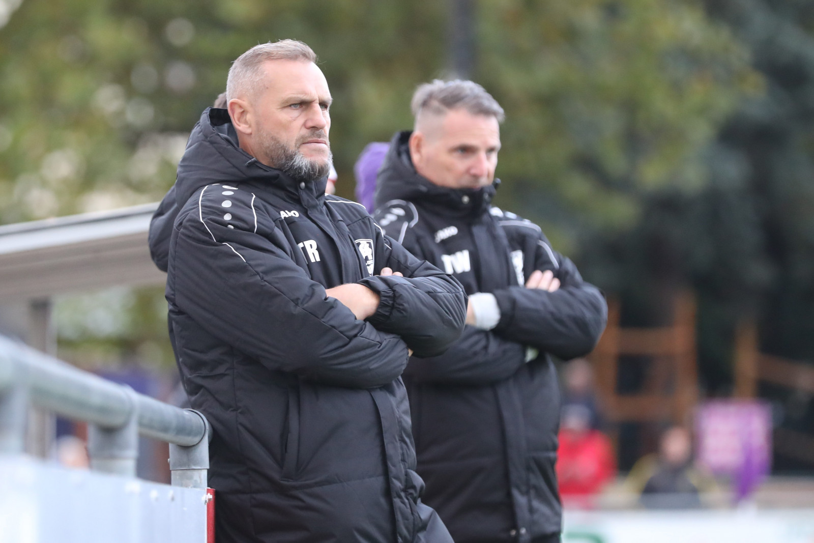 Konzentrierter Blick: VfL-Trainer Enrico Mühle (li.) und VfL-Torwarttrainer Tino Schutz verfolgen die Leistung der Pirnaer Spieler. Foto: www.denistrapp.de