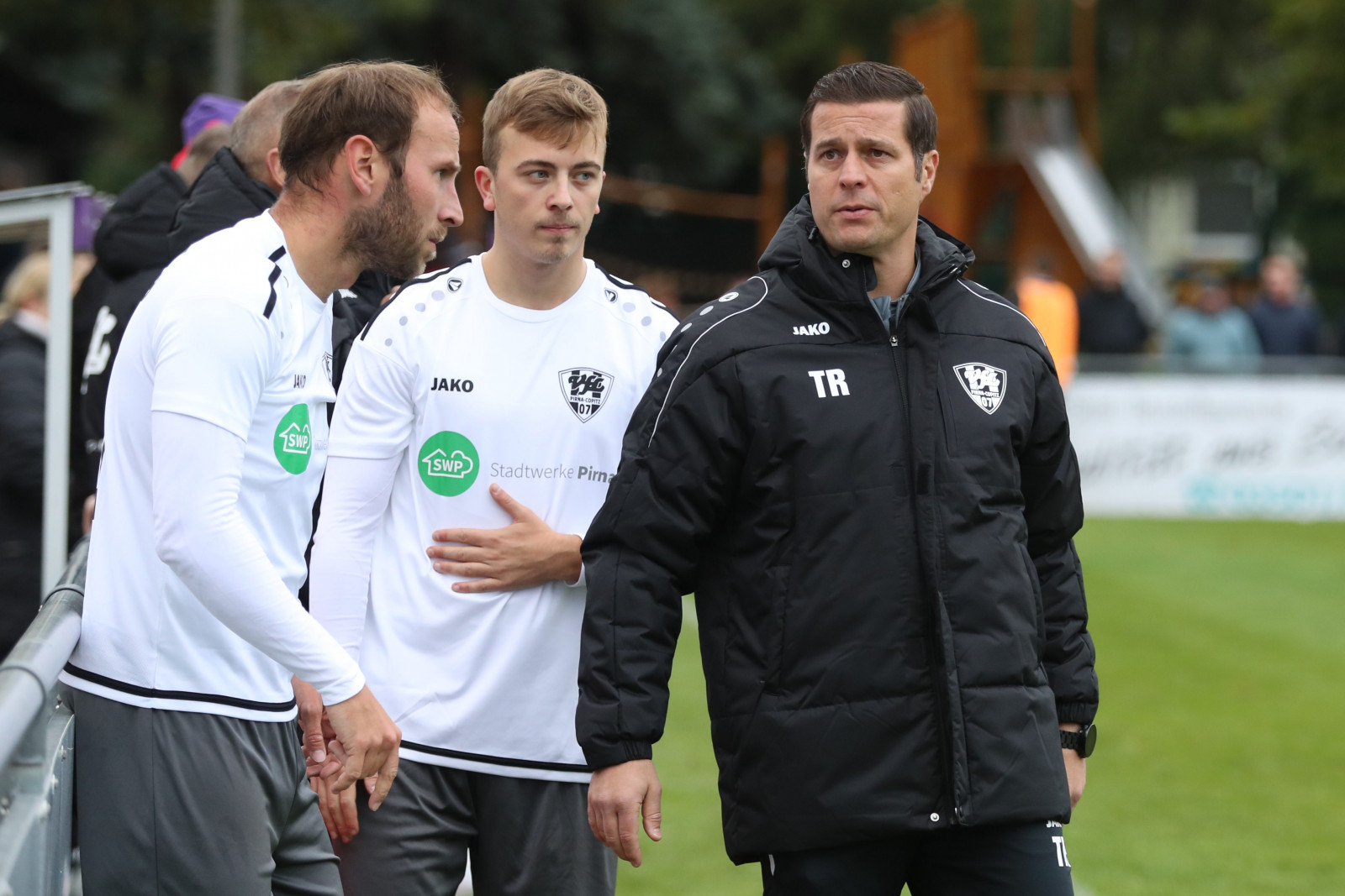 Nur gemeinsam geht's! VfL-Trainer Frank Paulus (re.) und sein Team ziehen an einem Strang. Foto: www.denistrapp.de