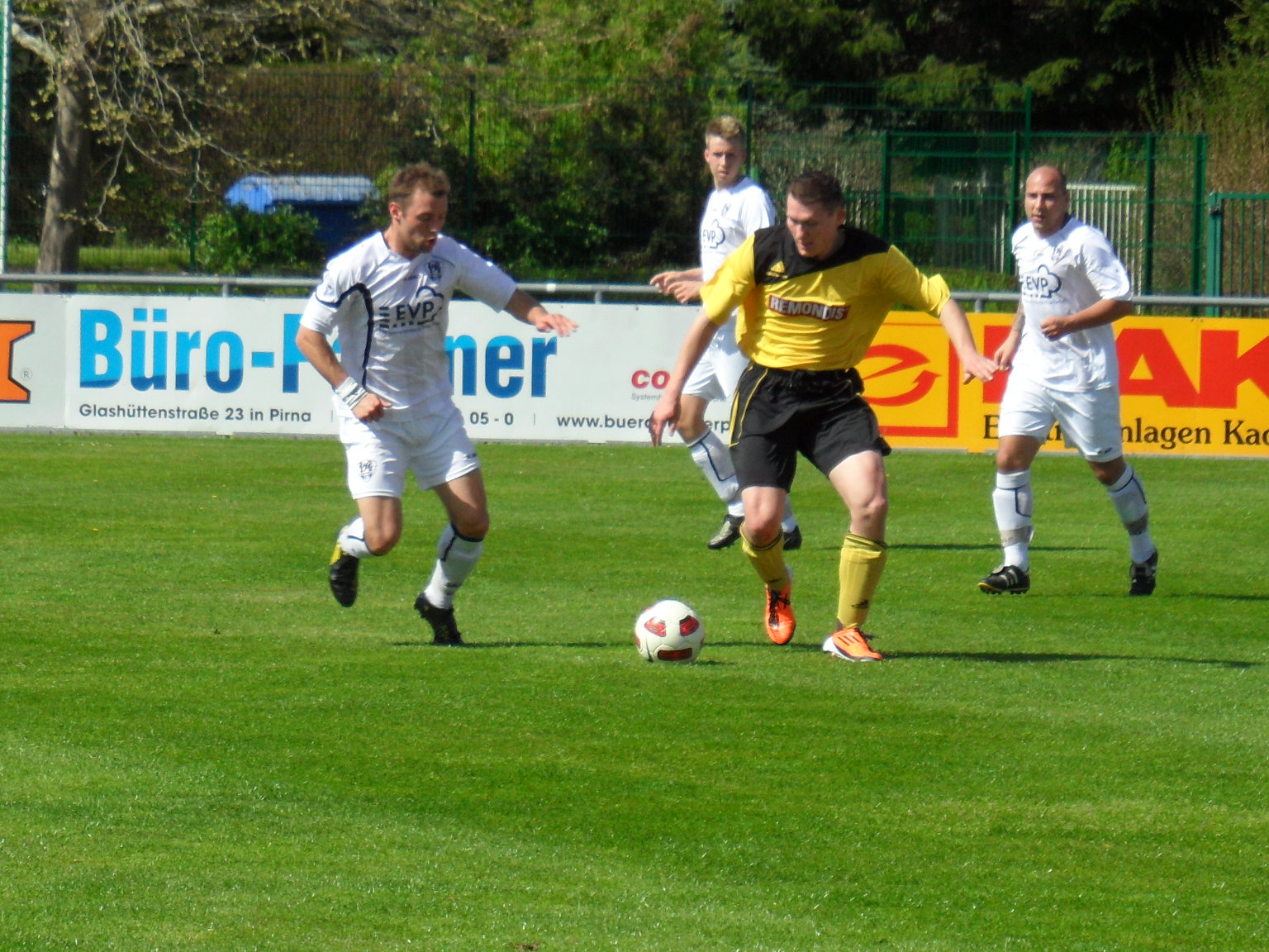 Gemeinsam setzen die VfL-Kicker den Gegner unter Druck.