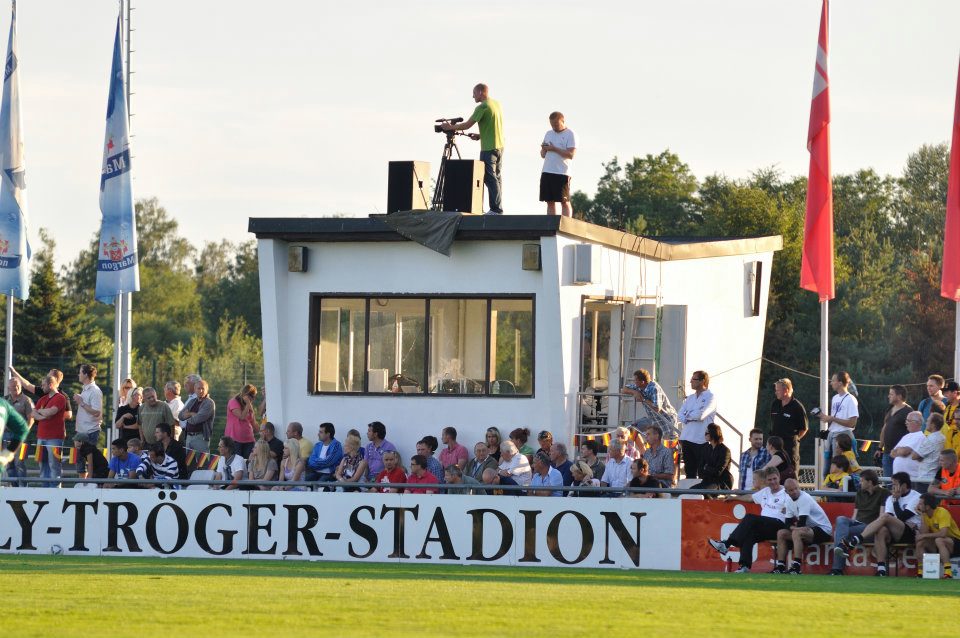 Vollbesetztes Willy-Tröger-Stadion.