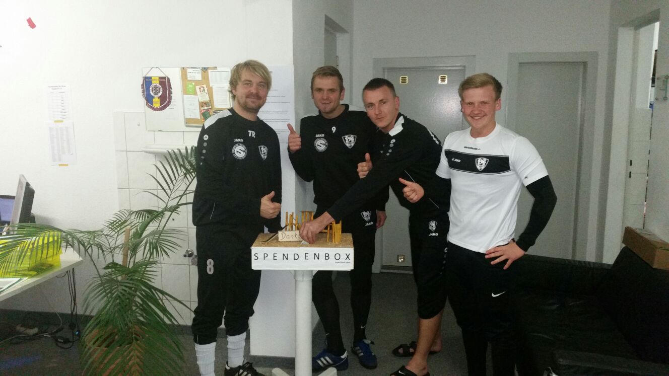 Danke für die Spende! Die zweite VfL-Männermannschaft unterstützt den VfL-Holzspielplatz. Foto: VfL