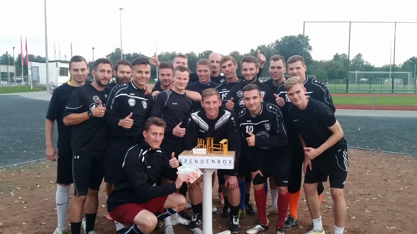 Gespendet! Die erste Fußball-Männermannschaft des VfL Pirna beteiligt sich ebenfalls am Holzspielplatz-Projekt. Foto: VfL