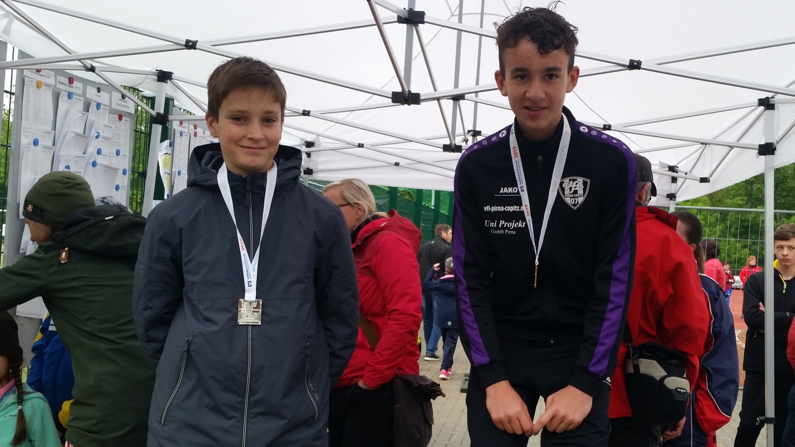 Fritz Völkel (li.) und Aron Schneider leben die VfL-Leichtathletik. Foto: VfL/ms