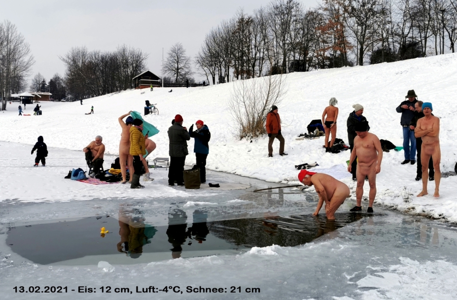 Weiße Pracht, kühler See - das mögen die Pirnaer Winterschwimmer besonders. Foto: VfL/privat