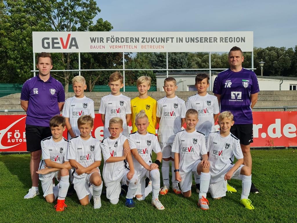 Stecken voller Fußball-Freude: Die E1-Junioren 2021/2022 des VfL Pirna-Copitz. Foto: VfL