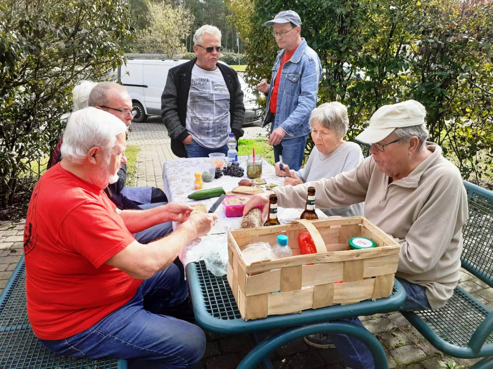 Schöne Gemeinschaft und leckere Stärkung auf dem Weg nach Waren. Foto: VfL/rr