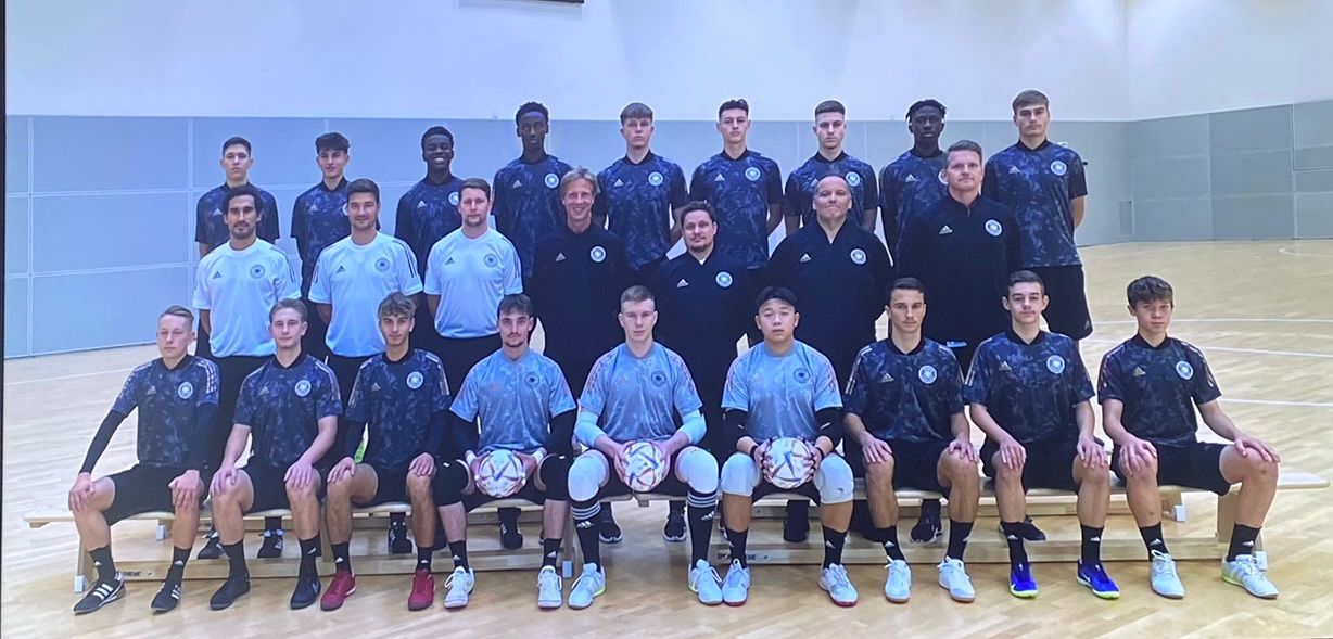 In der unteren Reihe ganz links: VfL-Spieler Oscar Haustein gehört zum Kreis der deutschen U19-Futsal-Nationalmannschaft. Foto: privat