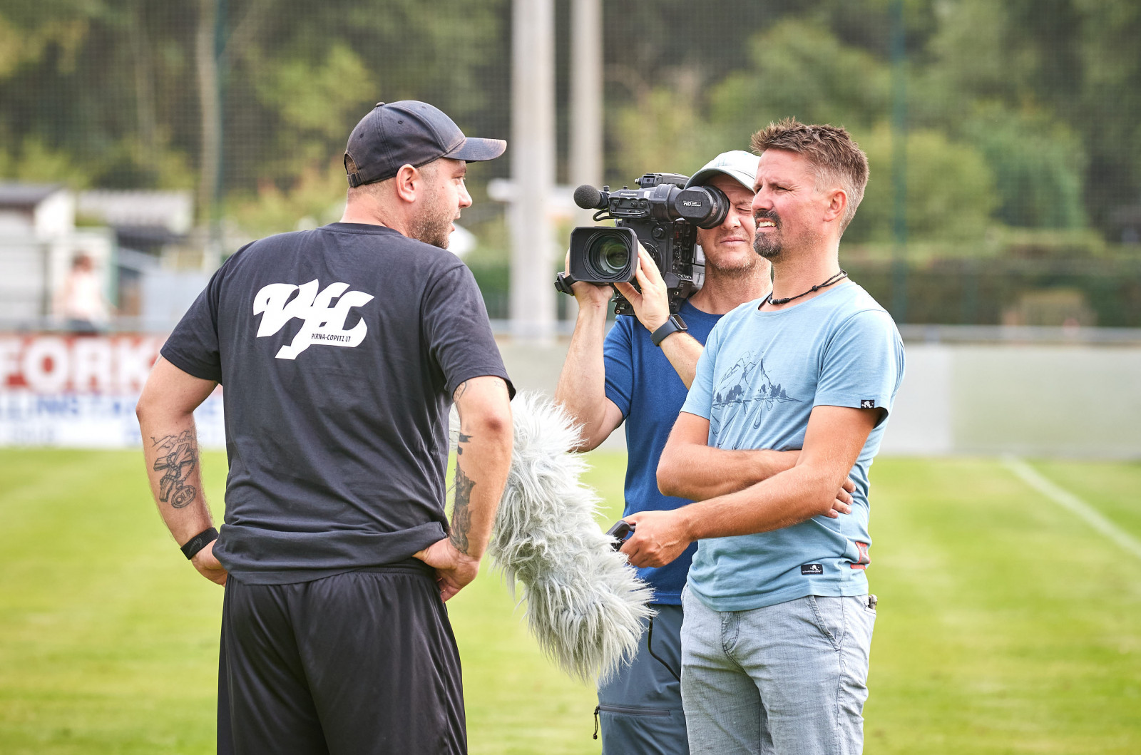 Im Blickpunkt der Öffentlichkeit: Der VfL arbeitet eng mit den regionalen Medien - wie etwa Pirna-TV - zusammen. Foto: Marko Förster