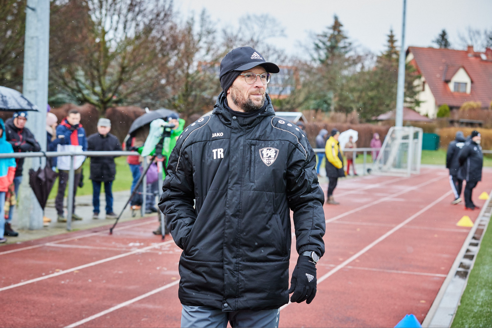 Geht an der Seitenlinie mit genauem Blick mit: VfL-Cheftrainer Nico Däbritz. Foto: Marko Förster