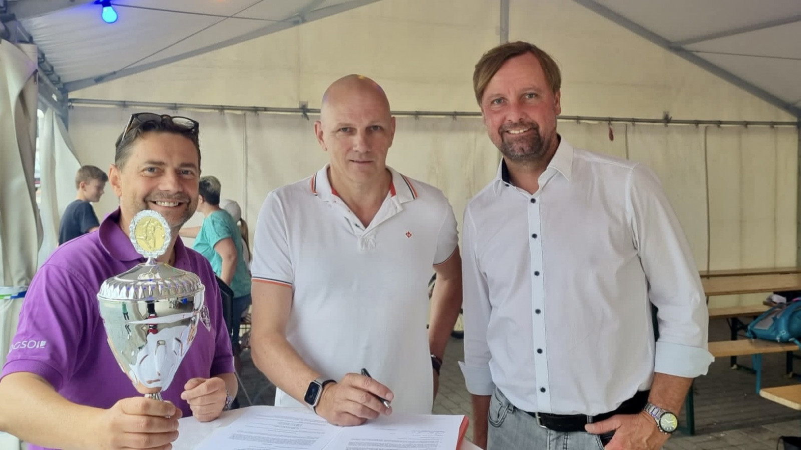 Stärkt den Vereinssport in der Region: Die Ostsächsische Sparkasse Dresden mit Joachim Krieg (Mi.) und der VfL Pirna-Copitz mit Stefan Bohne (re.) und Rico Martin (li.). Foto: VfL