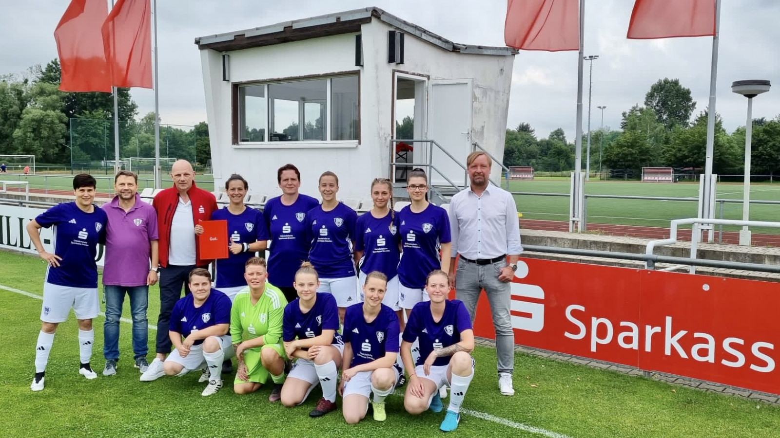 Die Ostsächsische Sparkasse Dresden engagiert sich zukünftig zusätzlich als offizieller Teampartner der VfL-Frauenmannschaft. Foto: VfL