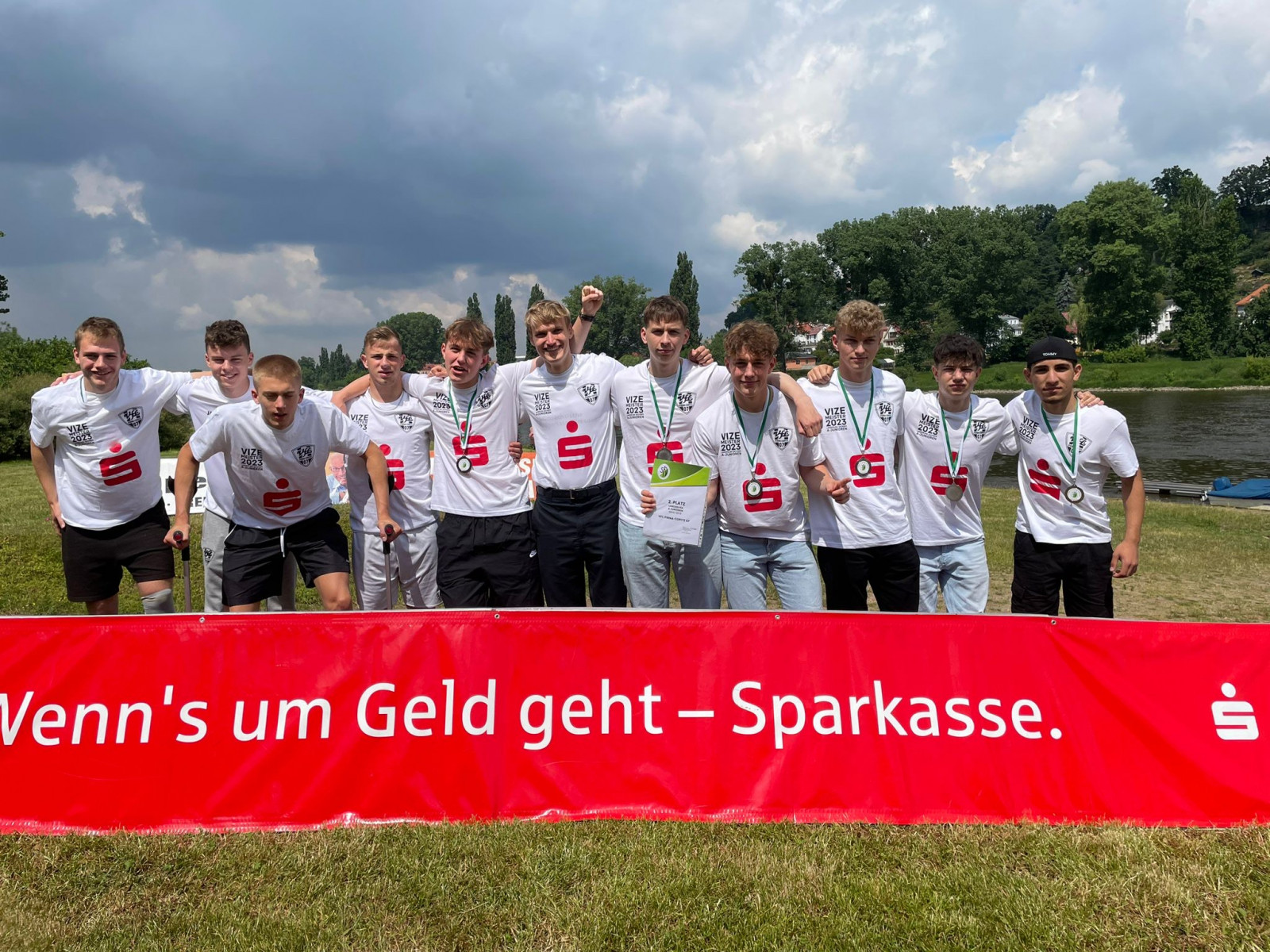 Landesliga-Vizemeister! Der Kreissportbund Sächsische Schweiz-Osterzgebirge ehrte die U19 des VfL in Zusammenarbeit mit der Ostsächsischen Sparkasse Dresden. Foto: VfL