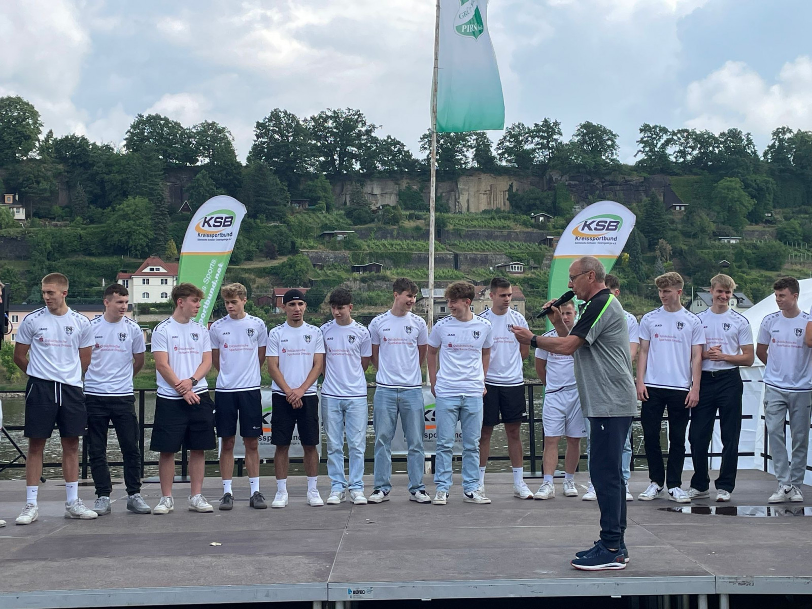 Ehrung auf der Bühne des Kreissportbundes Sächsische Schweiz-Osterzgebirge: Die U19 des VfL darf sich feiern lassen. Foto: VfL