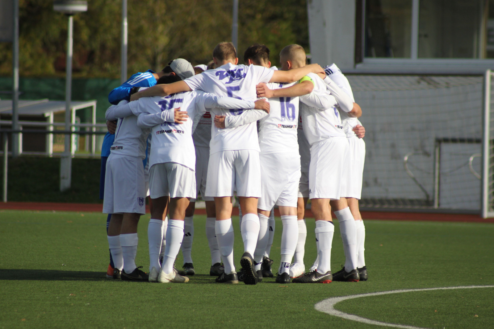 Teamgeist! Die A-Junioren des VfL Pirna-Copitz schwören sich auf die nächste Partie ein. Foto: VfL/ma