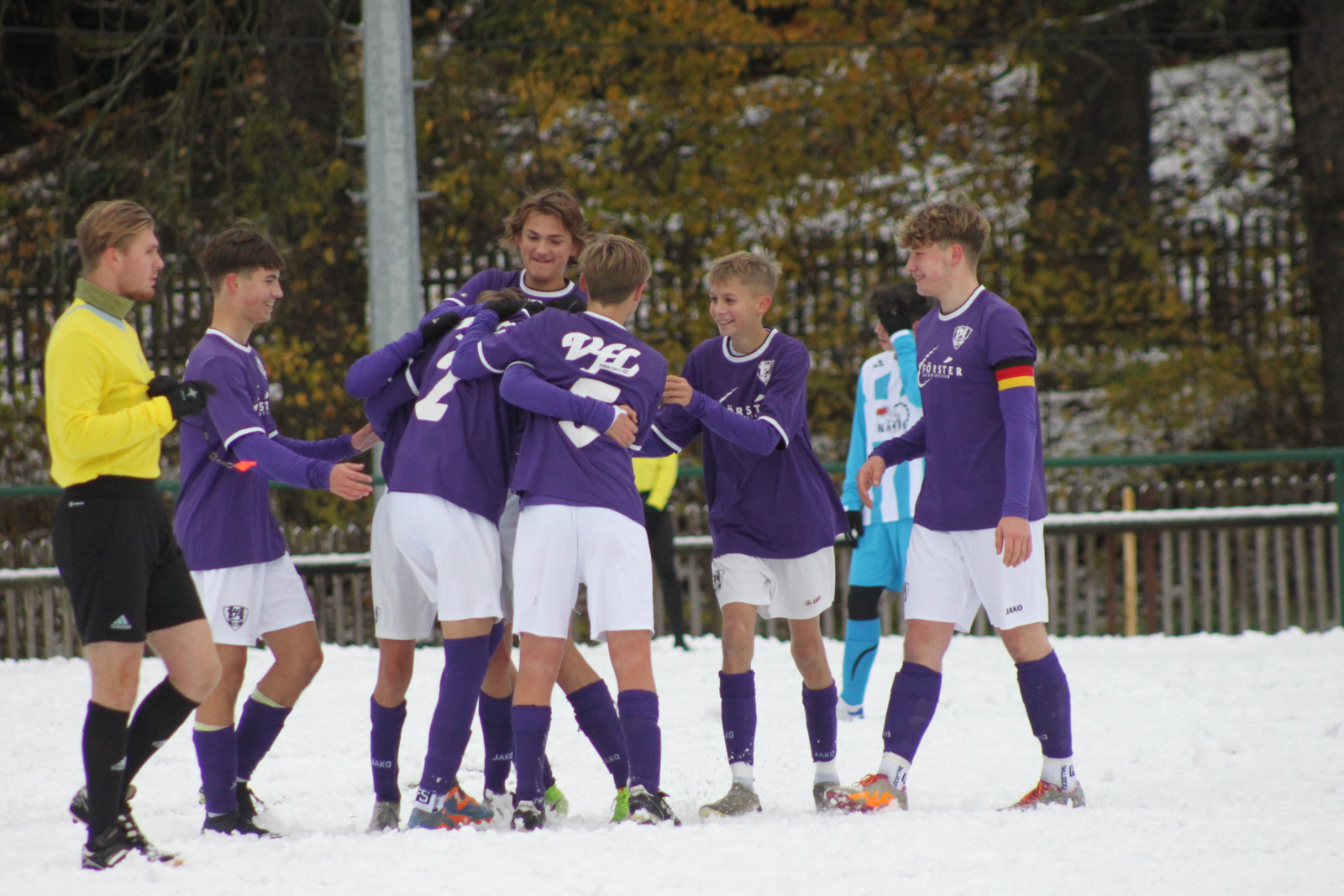 Jubeltraube! Die B-Junioren feiern einen Treffer im Schneegestöber. Foto: VfL/Maximilian Arlt