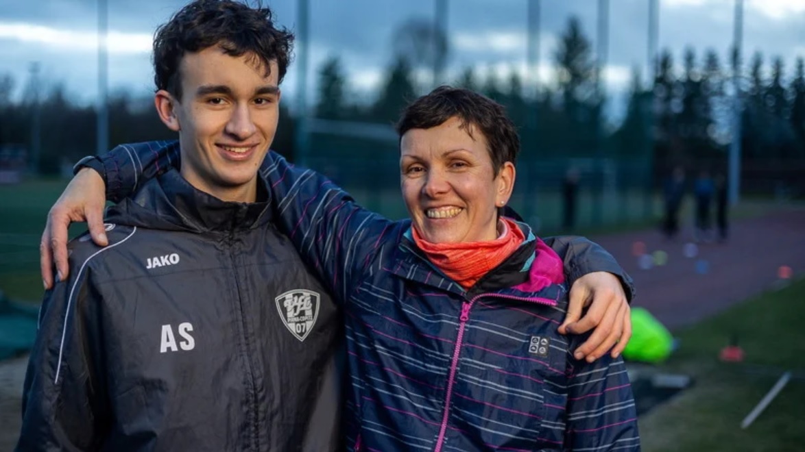 Ein Spitzen-Team: Pirnas Dreispringer Aron Schneider (li.) wird von seiner Mutter Mandy trainiert, die gleichzeitig VfL-Abteilungsleiterin Leichtathletik ist. Foto: Facebook/SZ Pirna