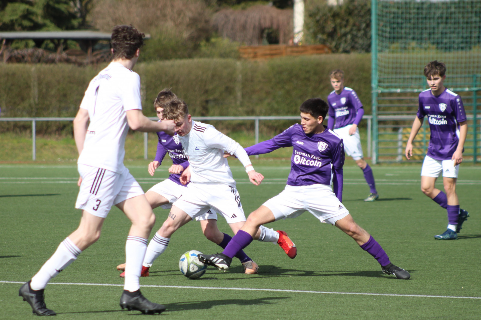 Volle Power! Gemeinsam erobert der VfL-Nachwuchs den Ball zurück. Foto: VfL/Maximilian Arlt