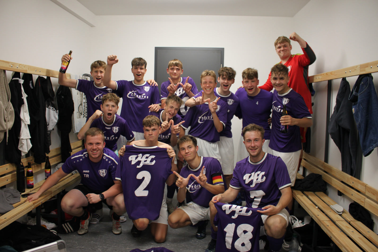 Kleine Siegerparty! Die B-Jugend des VfL feiert ihren Erfolg im Punktspiel mit einer kleinen Kabinenfete. Foto: VfL/Maximilian Arlt