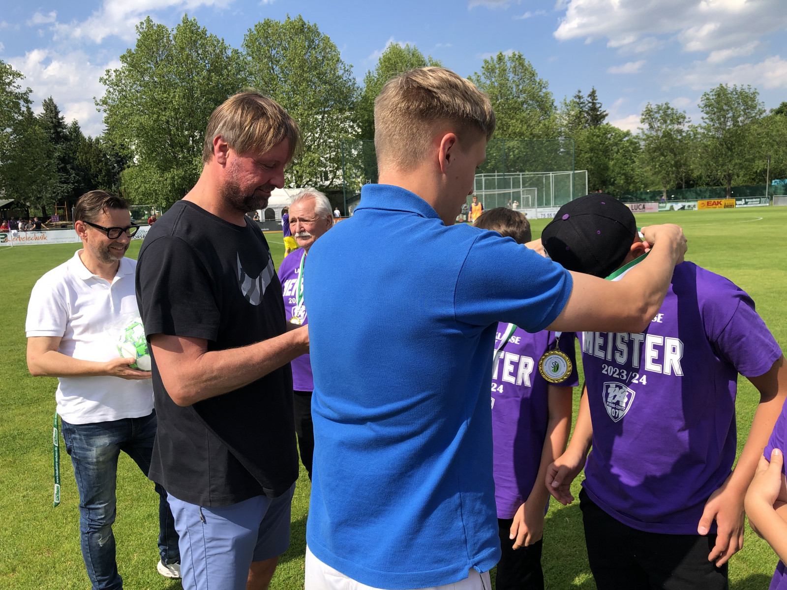 Tolle Ehre: Der VfL um Stefan Bohne (Mi., Vorsitzender), Rico Martin (li., Geschäftsführer) und Edgar Sturm (re., Sportlicher Leiter) zeichnete seine D1-Jugend in der Halbzeit der Landesliga-Begegnung zwischen Pirna und Wilsdruff aus. Foto: VfL/rz