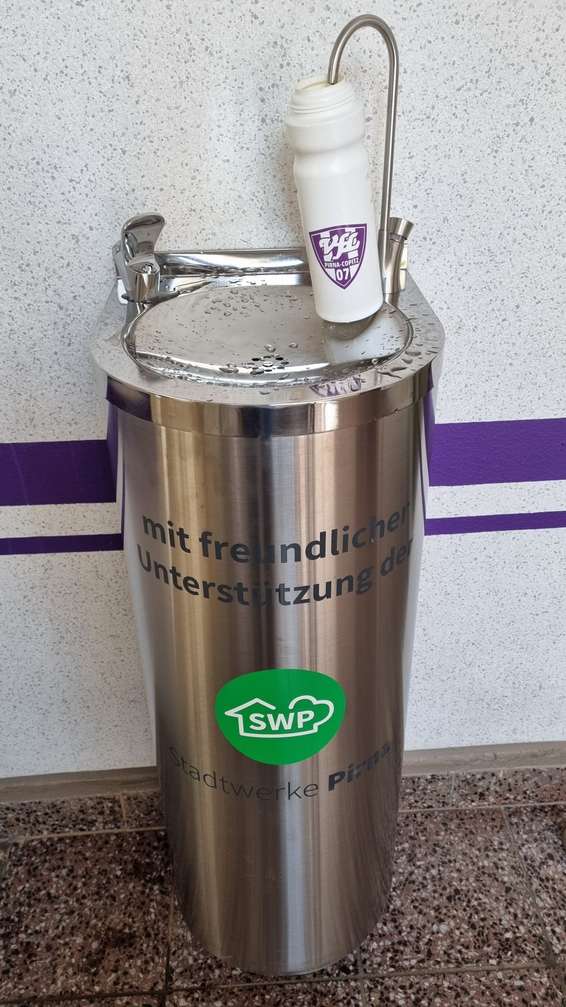 Der VfL Pirna-Copitz dankt seinem Premiumsponsor Stadtwerke Pirna für den Trinkwasser-Spender im VfL-Hauptgebäude. Foto: VfL/rm