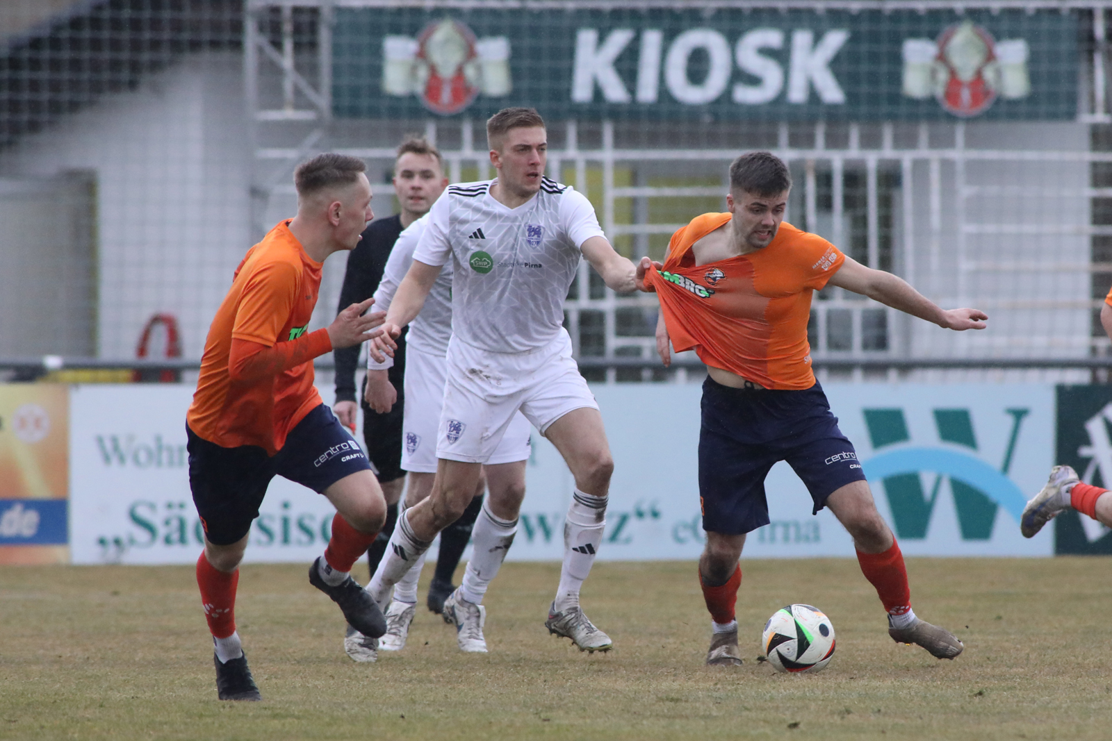 Zupacken oder Trikottest? VfL-Mittelfeldspieler Moritz Hahn geht intensiv zur Sache. Foto: Torsten Schwalm (www.torsie.de/borea)