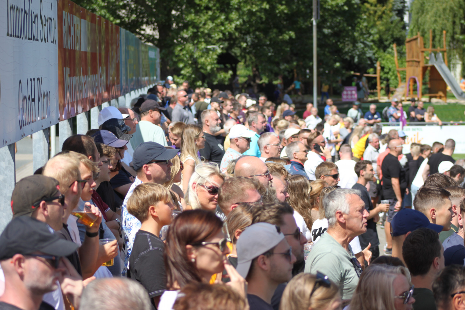 Rekordkulisse im Jahr 2025! Circa 1.100 Fans verfolgten die Landesliga-Begegnung zwischen dem VfL Pirna-Copitz und der SG Dynamo Dresden U23. Foto: VfL/Maximilian Arlt/Kassandra Große