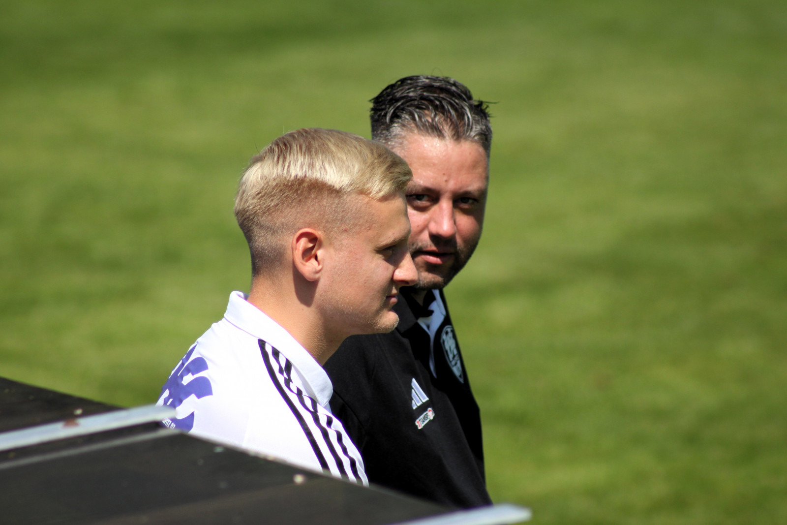 VfL-Chefcoach Nico Kessler (re.) und sein Assistent Viktor Löwe bilden das Trainerduo der Pirnaer. Foto: VfL/Maximilian Arlt/Kassandra Große