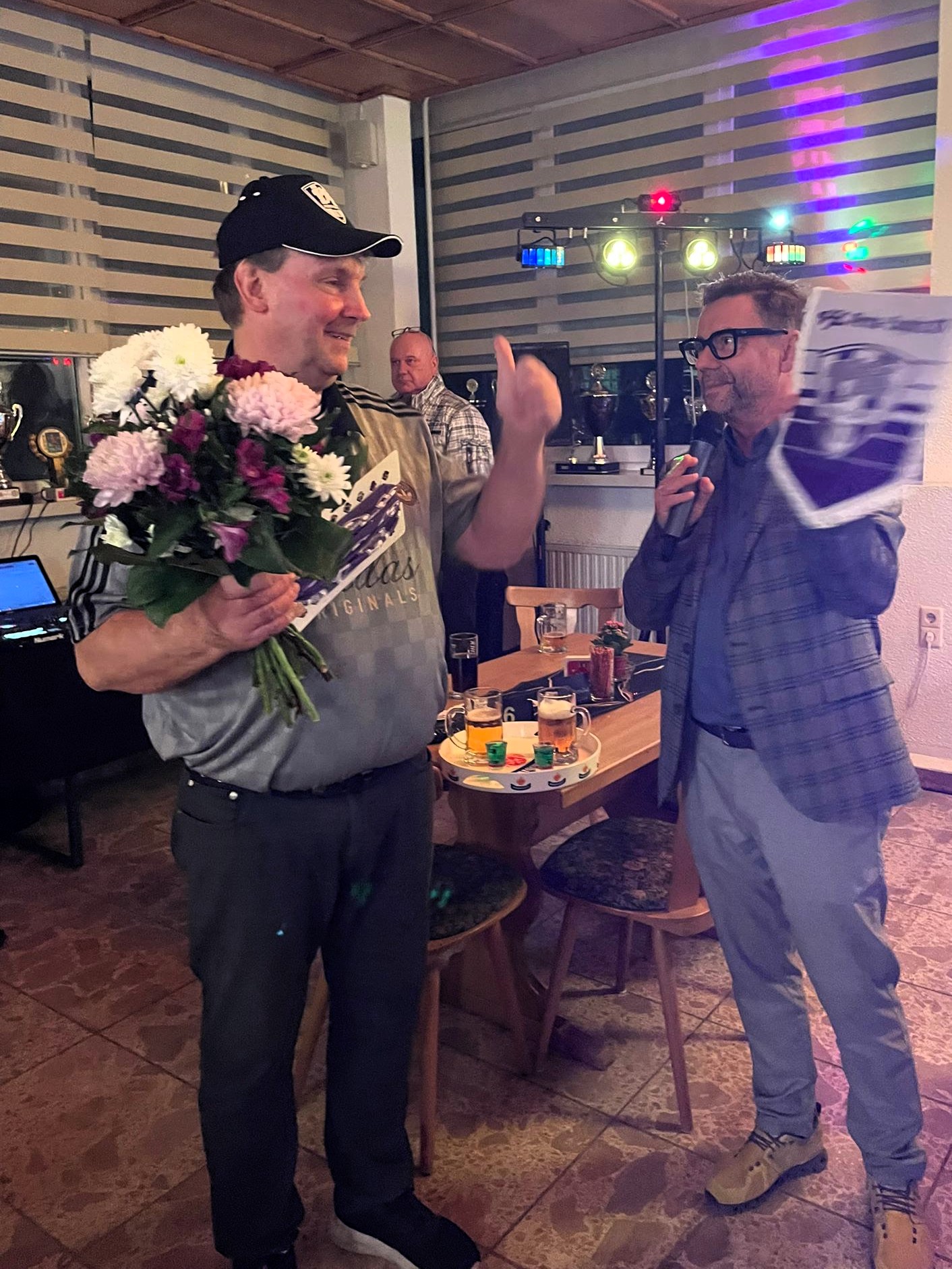 VfL-Geschäftsführer Rico Martin beglückwünschte Gastronom Heiko Hauptmann zum Neustart im VfL-Sportcasino. Foto: VfL