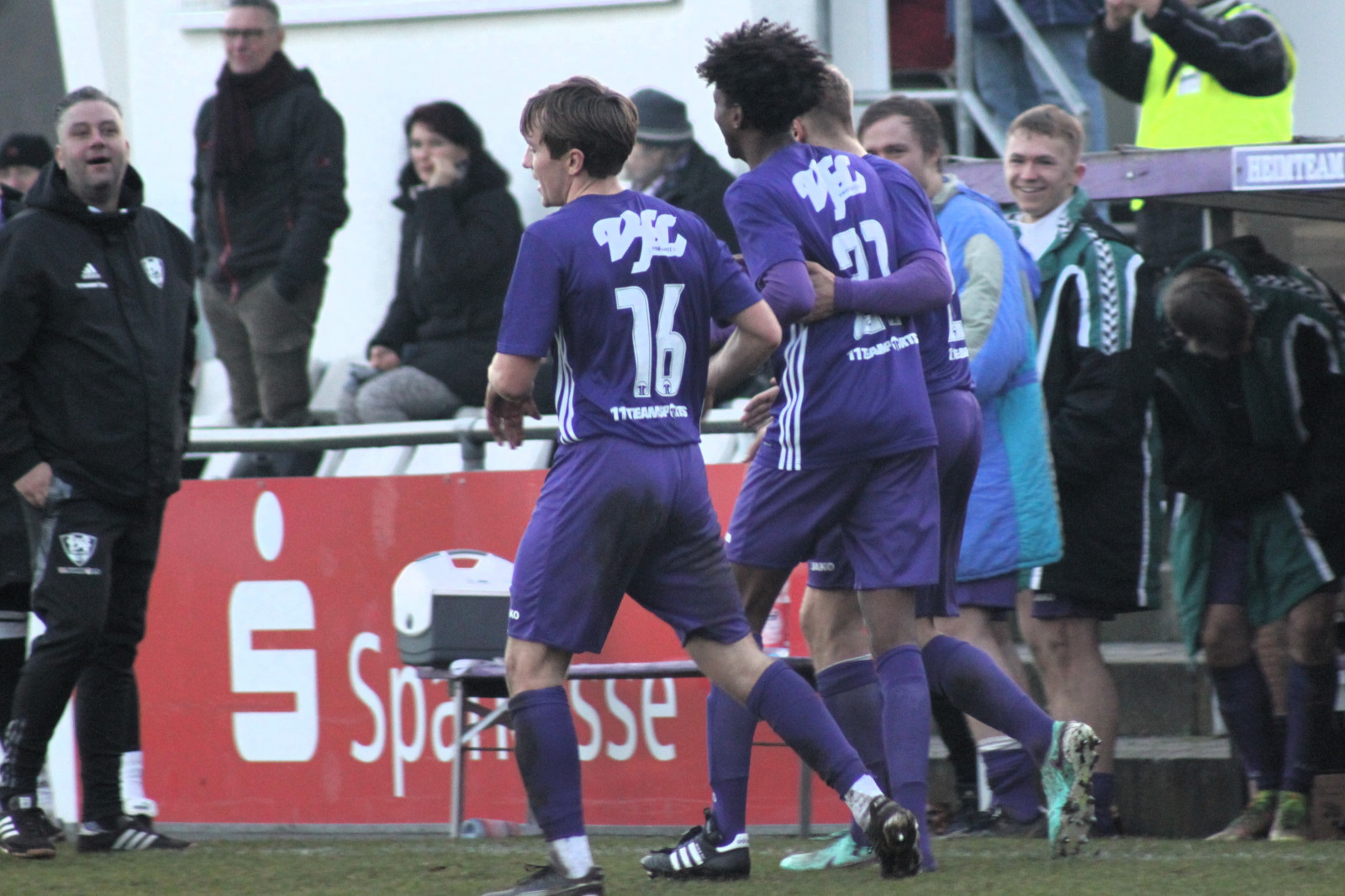 Nach einem Torerfolg laufen die VfL-Spieler jubelnd zu VfL-Cheftrainer Nico Kessler (li.). Foto: VfL/K. Große