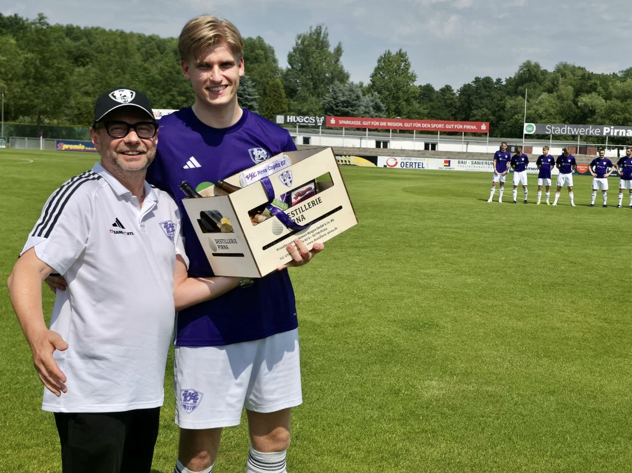 Elias Krause wird von VfL-Geschäftsführer Rico Martin verabschiedet. Foto: VfL