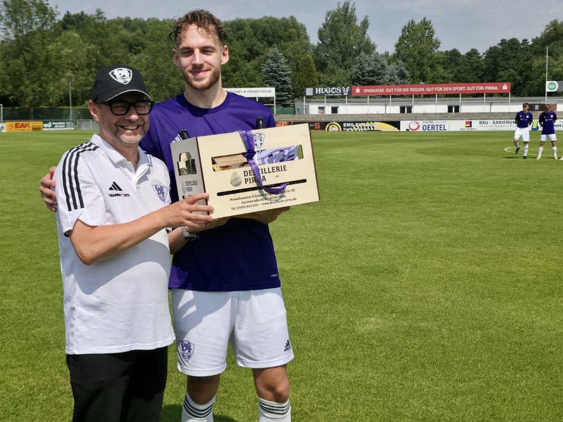 Lucas Meister wird von VfL-Geschäftsführer Rico Martin verabschiedet. Foto: VfL