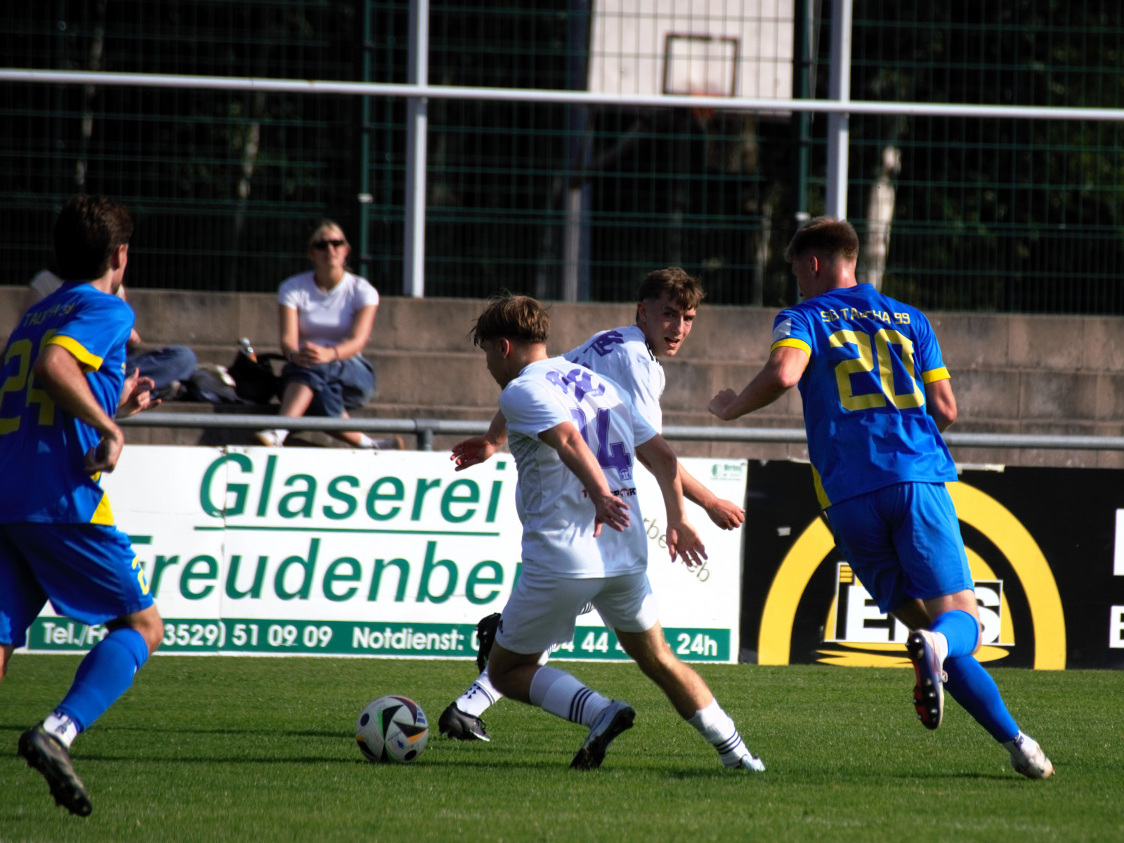 Gemeinsam kämpfen die Pirnaer Jungs um jeden Ball. Foto: Marie Grasse