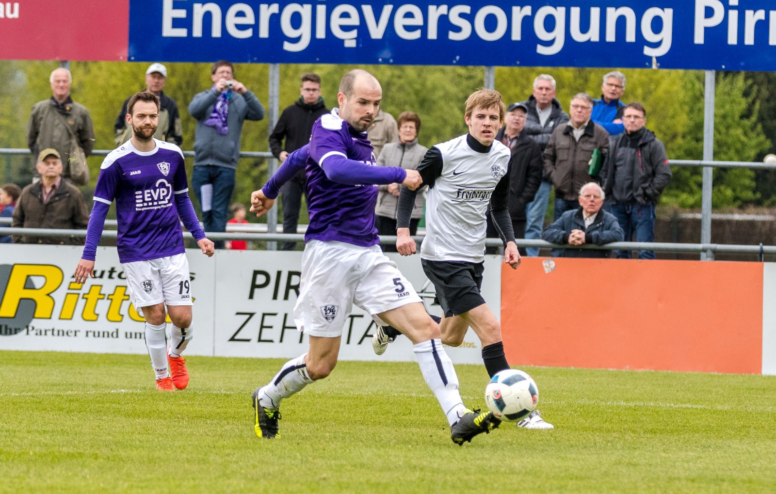 VfL-Kapitän Christoph Hartmann zieht Richtung Tor, Maximilian Dietze stürmt mit. Foto: Marko Förster