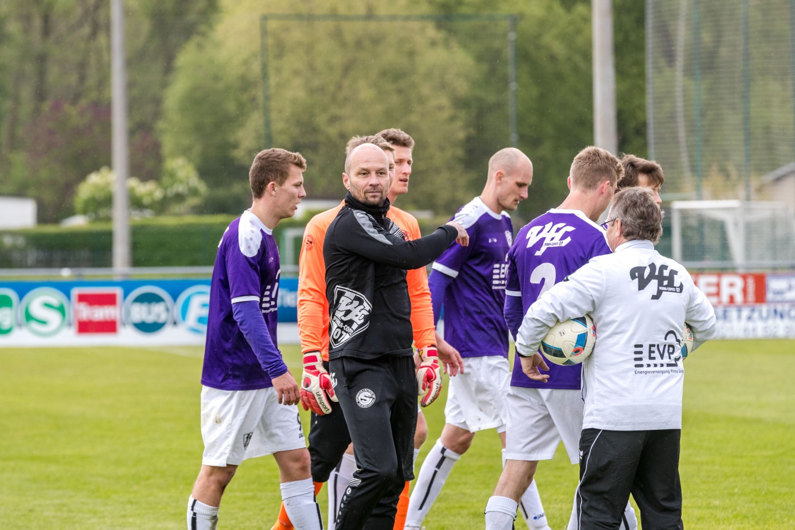 Zufrieden mit seinen Spielern: VfL-Trainer Nico Däbritz klatscht sein Team ab. Foto: Marko Förster
